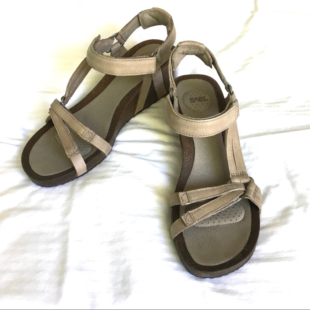 Teva Ysidro sz 7.5 Sandal Universal Wedge taupe